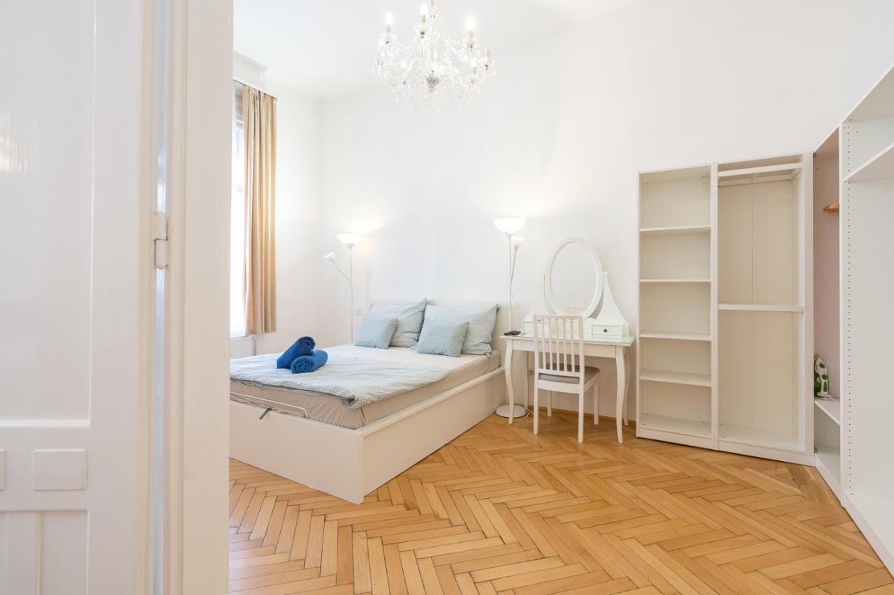 Garys Bright And Spacious Two Bedroom Flat Near Danube Budapest Exterior photo