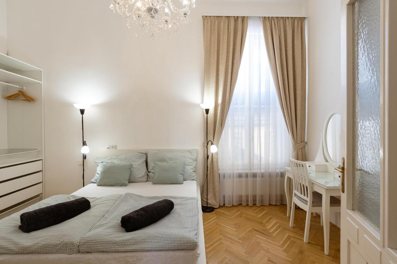 Garys Bright And Spacious Two Bedroom Flat Near Danube Budapest Exterior photo