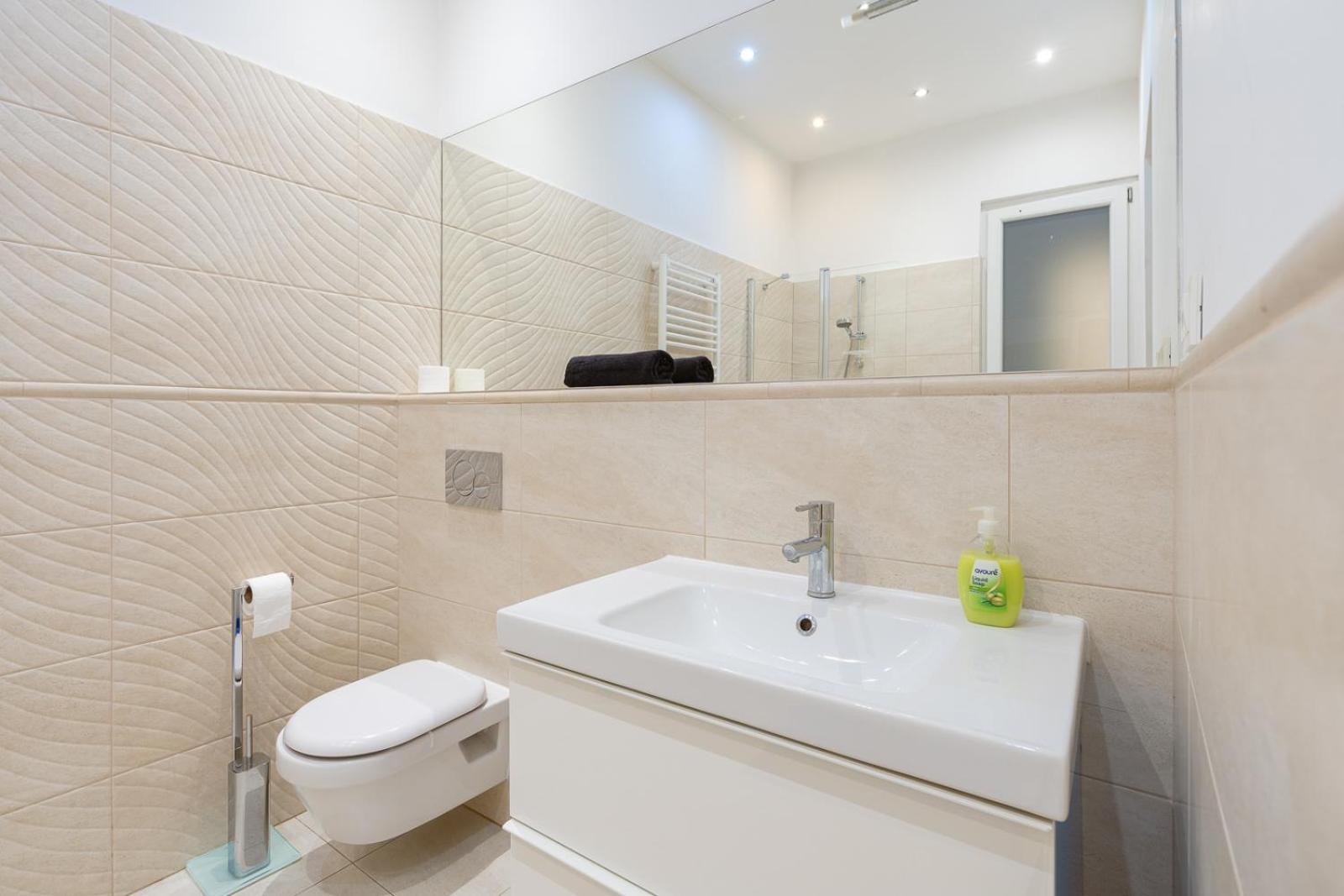 Garys Bright And Spacious Two Bedroom Flat Near Danube Budapest Exterior photo