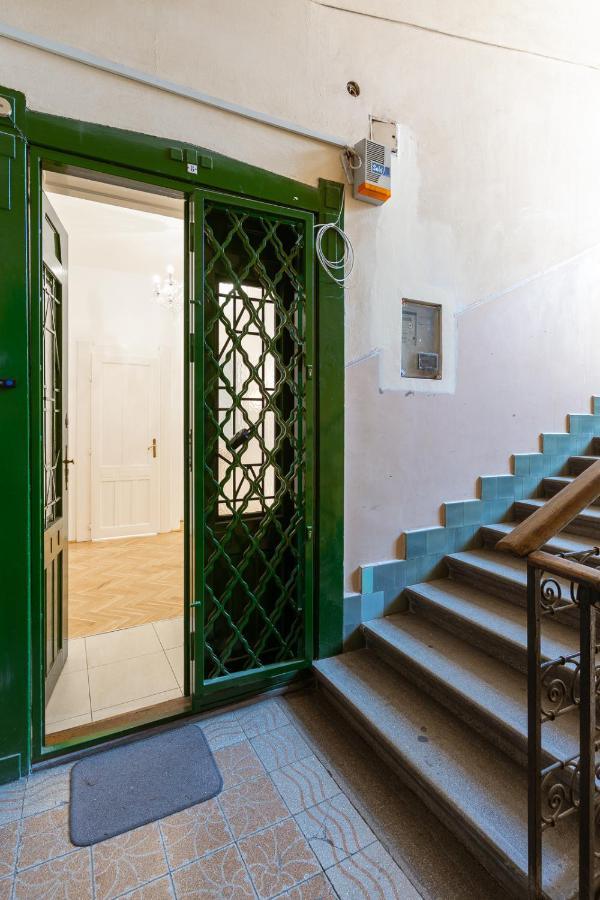 Garys Bright And Spacious Two Bedroom Flat Near Danube Budapest Exterior photo